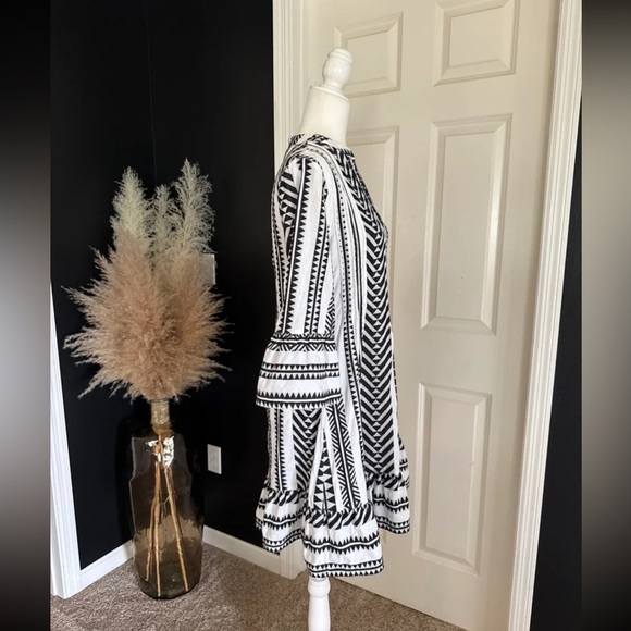 Boo Gemes Black/White Bell Sleeve Aztec Print Mini Dress
 size Small - Picture 6 of 12